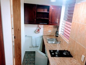 Signature Cabin, 1 Queen Bed, Kitchenette, Garden View | Private kitchen