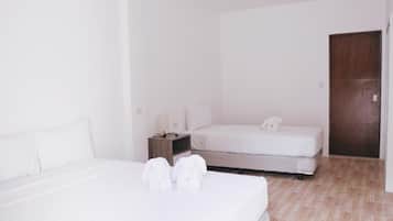 Kamar Triple, patio, pemandangan kebun | Meja kerja, ruang kerja ramah laptop, Wi-Fi gratis, dan seprai linen