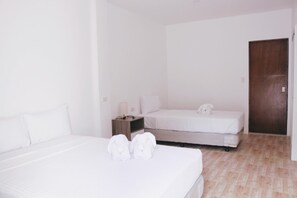 Dreibettzimmer, Terrasse, Gartenblick | Schreibtisch, laptopgeeigneter Arbeitsplatz, kostenloses WLAN