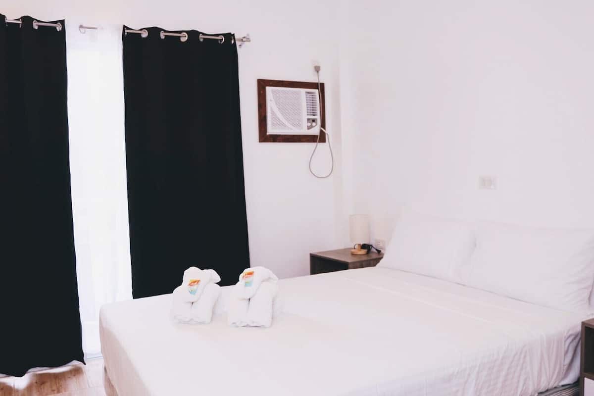 Chambre Double, balcon, vue piscine