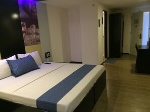 In-room safe, desk, rollaway beds, free WiFi - Icon Hotel Timog (Quezon City)