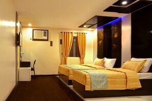 In-room safe, desk, rollaway beds, free WiFi - Icon Hotel Timog (Quezon City)