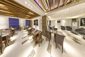 حيث تُقدم وجبات الإفطار، الغداء، العشاء، الأطباق  الفلبينية