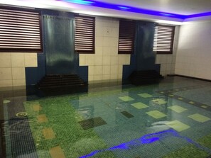 4 indoor pools, outdoor pool