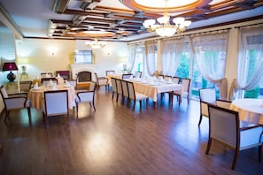 Breakfast, lunch and dinner served - Sharq Hotel (Tashkent)