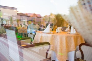 아침 식사, 점심 식사 및 저녁 식사 제공