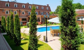 Seasonal outdoor pool, pool umbrellas, sun loungers - Sharq Hotel (Tashkent)