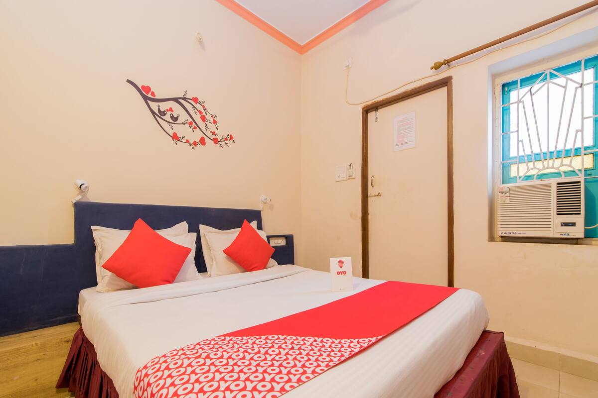 In-room safe, desk, free WiFi
