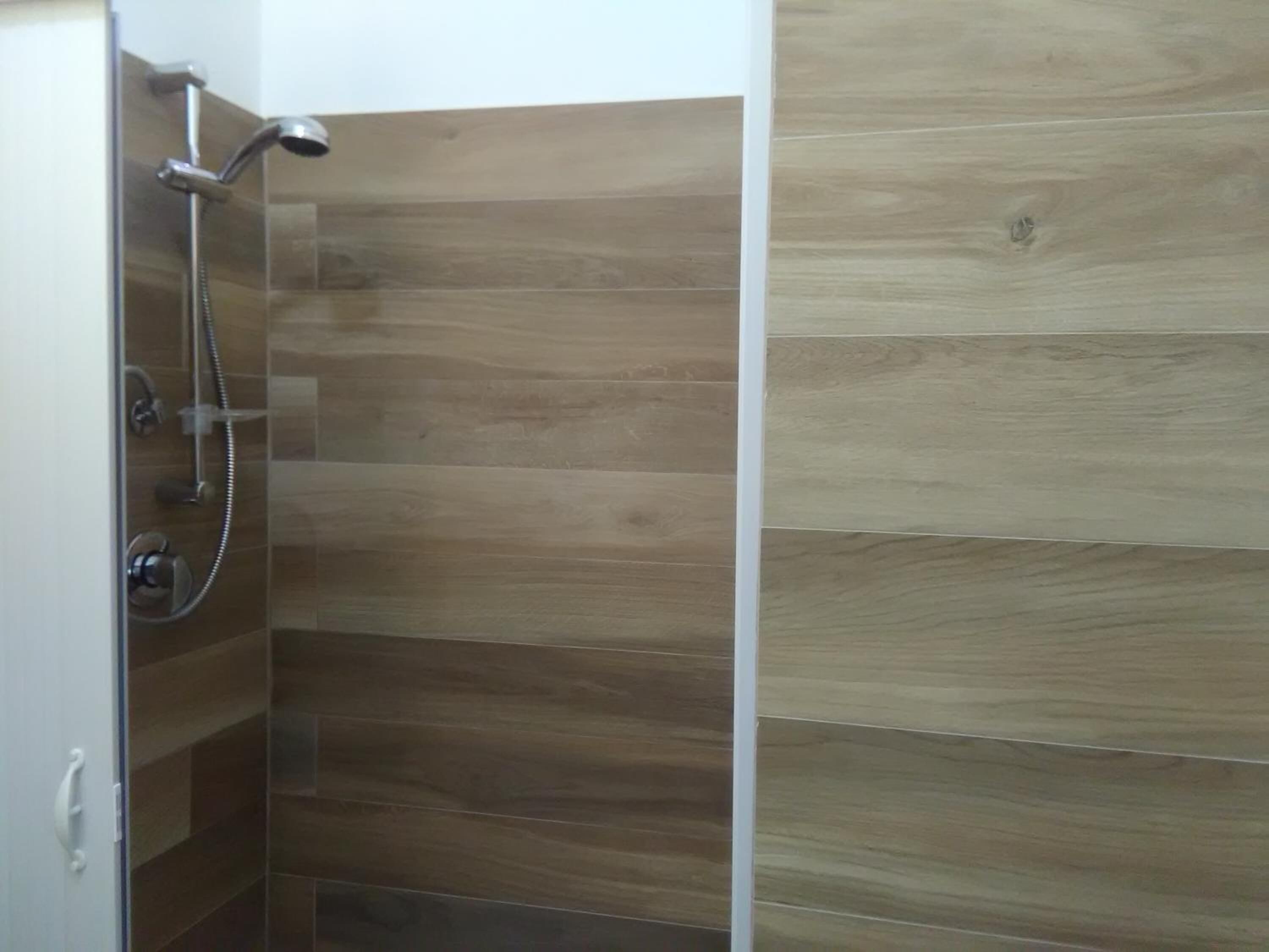 Douche, articles de toilette gratuits, sèche-cheveux, bidet