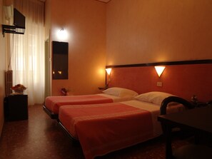 Kamer, 1 twee- of 2 eenpersoonsbedden | Een minibar, een kluis op de kamer, een bureau, babybedden (toeslag)