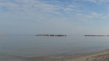 Una spiaggia nelle vicinanze