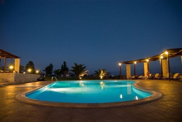 Outdoor pool, pool loungers