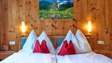 Comfort Triple Room | 2 bedrooms, hypo-allergenic bedding, in-room safe, desk