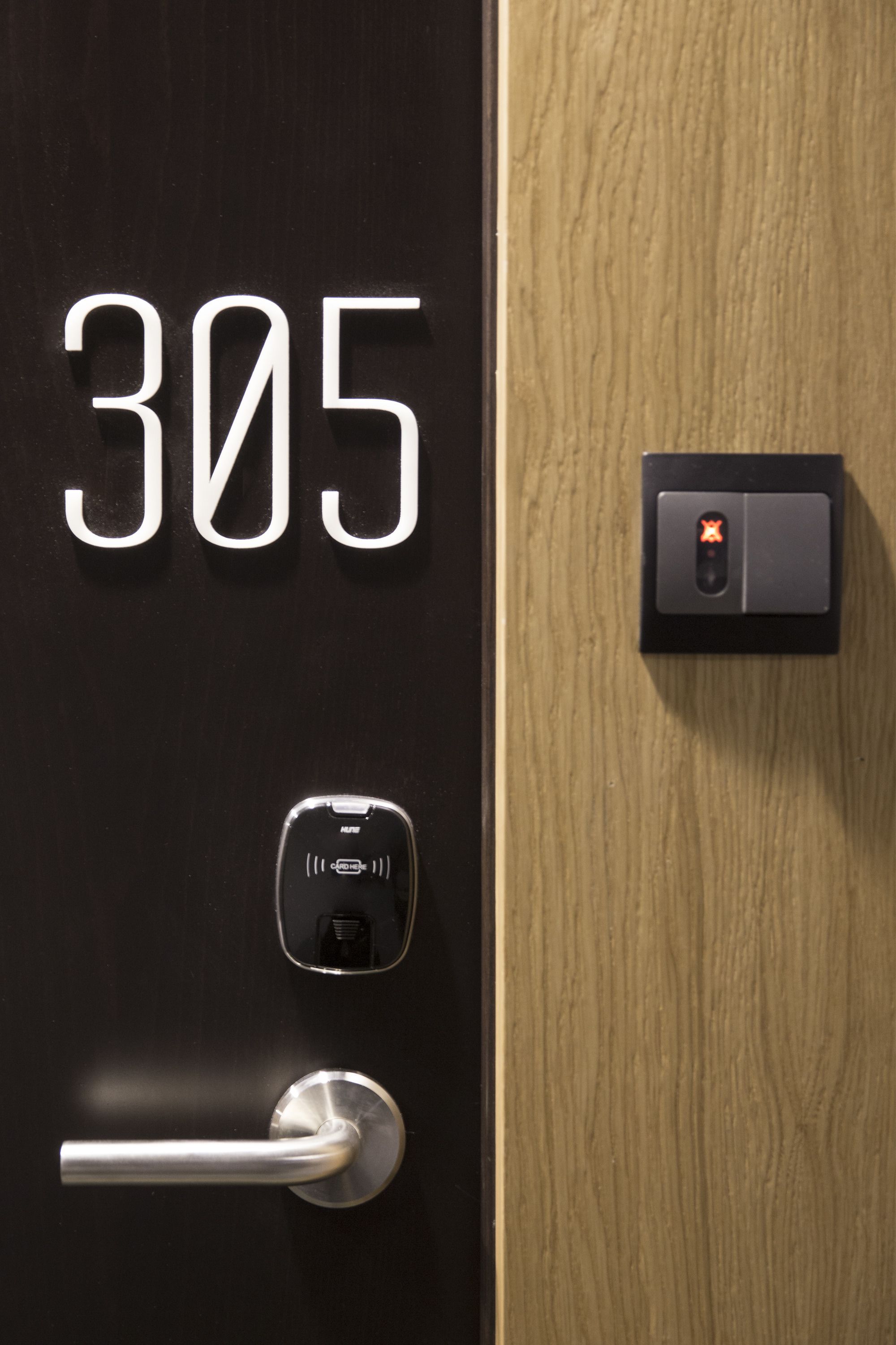 economy room, 1 queen bed | minibar, in-room safe, soundproofing, free wifi