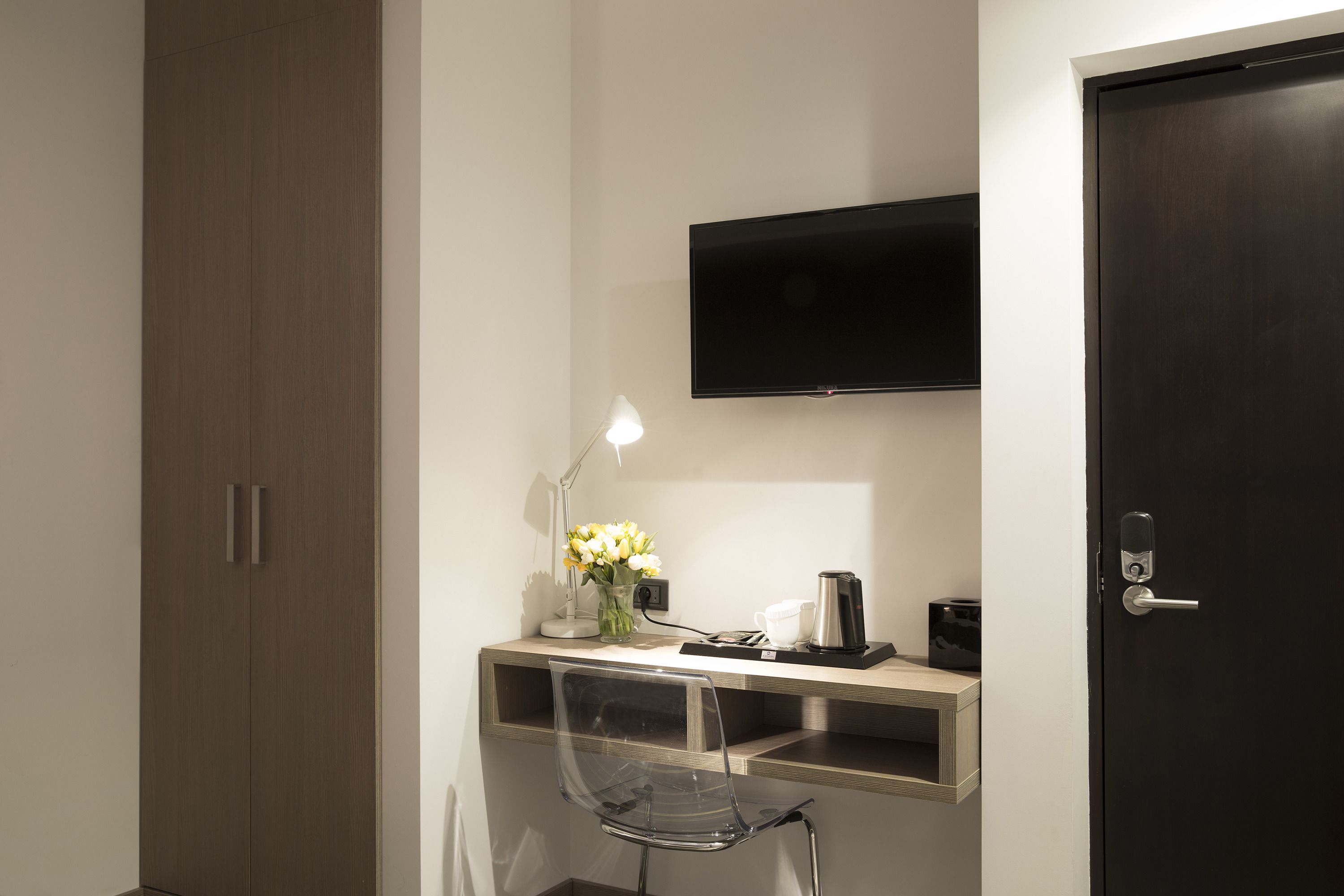 standard double or twin room | minibar, in-room safe, soundproofing, free wifi