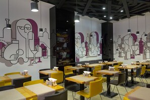 Bữa sáng buffet hàng ngày với phụ ph í nhỏ 