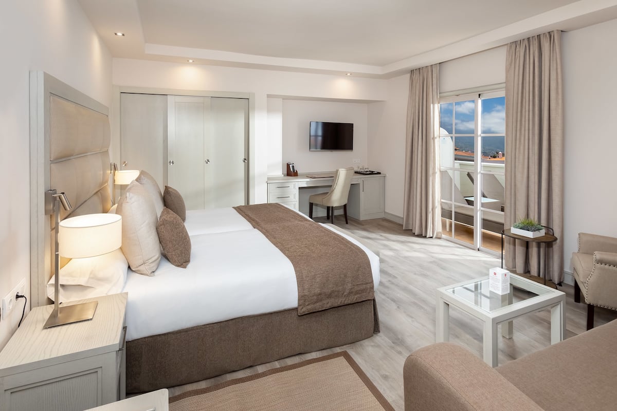 minibar, desk, blackout curtains, soundproofing