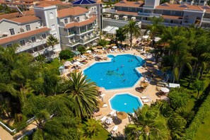 Outdoor pool, pool umbrellas, pool loungers - Hotel Riu Garoé (Puerto de la Cruz)