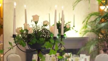 2 restaurants, breakfast served