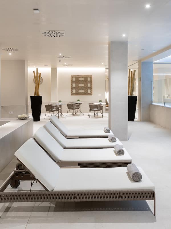 Couples treatment room(s), sauna, hot tub, steam room