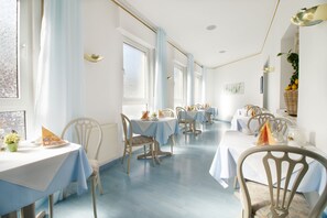 Petit déjeuner buffet (8.50 EUR par personne)