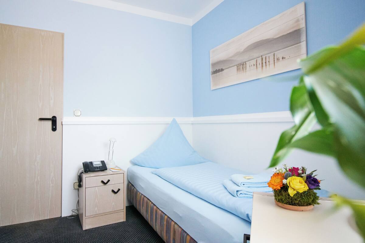 Een kluis op de kamer, een bureau, verduisterende gordijnen, gratis wifi