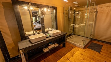 Luxury Room | Bathroom | Shower, towels