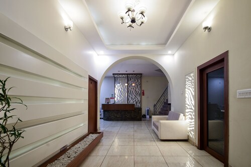 Collection O 2228 Hotel Royal Icon