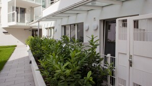 A modern building with a flat roof, large windows, and a white exterior. - Sofie Apartments (Vienna)