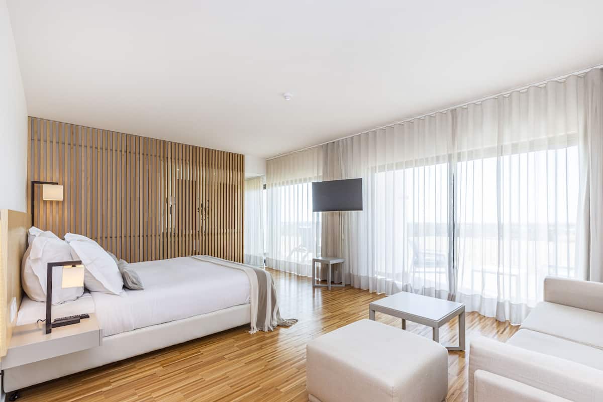 suite | minibar, in-room safe, desk, soundproofing