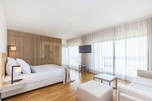 套房 | 迷你吧、客房内保险箱、办公桌、隔音