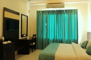 In-room safe, desk, free WiFi