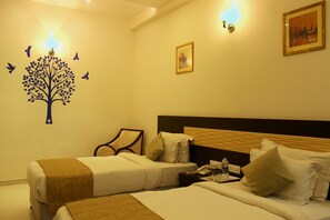 In-room safe, desk, free WiFi