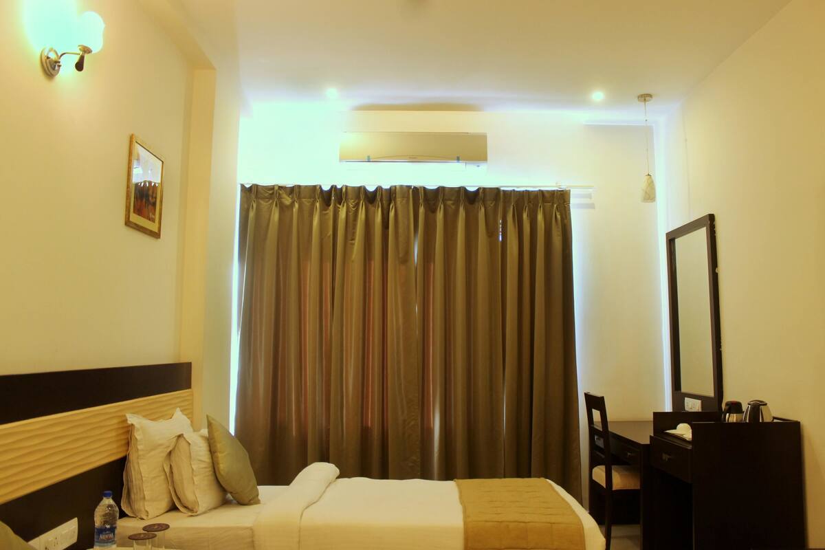 In-room safe, desk, free WiFi