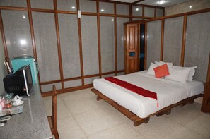 Escrivaninha, cortinas blackout, Wi-Fi de cortesia
