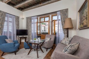 Apartamento superluxo, 2 quartos (Castle view) | Área de estar | TV de tela plana