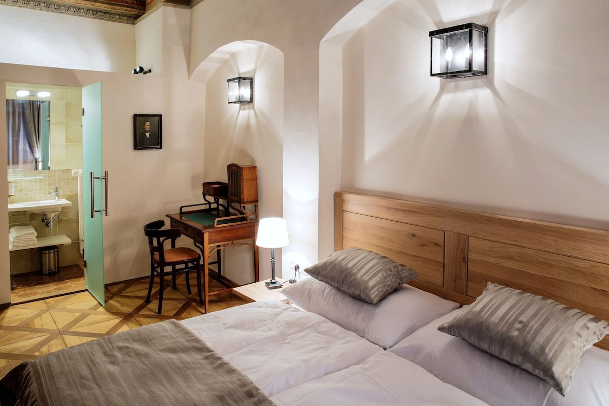 Departamento de lujo, 2 habitaciones, balcón | 1 habitación, ropa de cama hipoalergénica y camas con efecto memoria