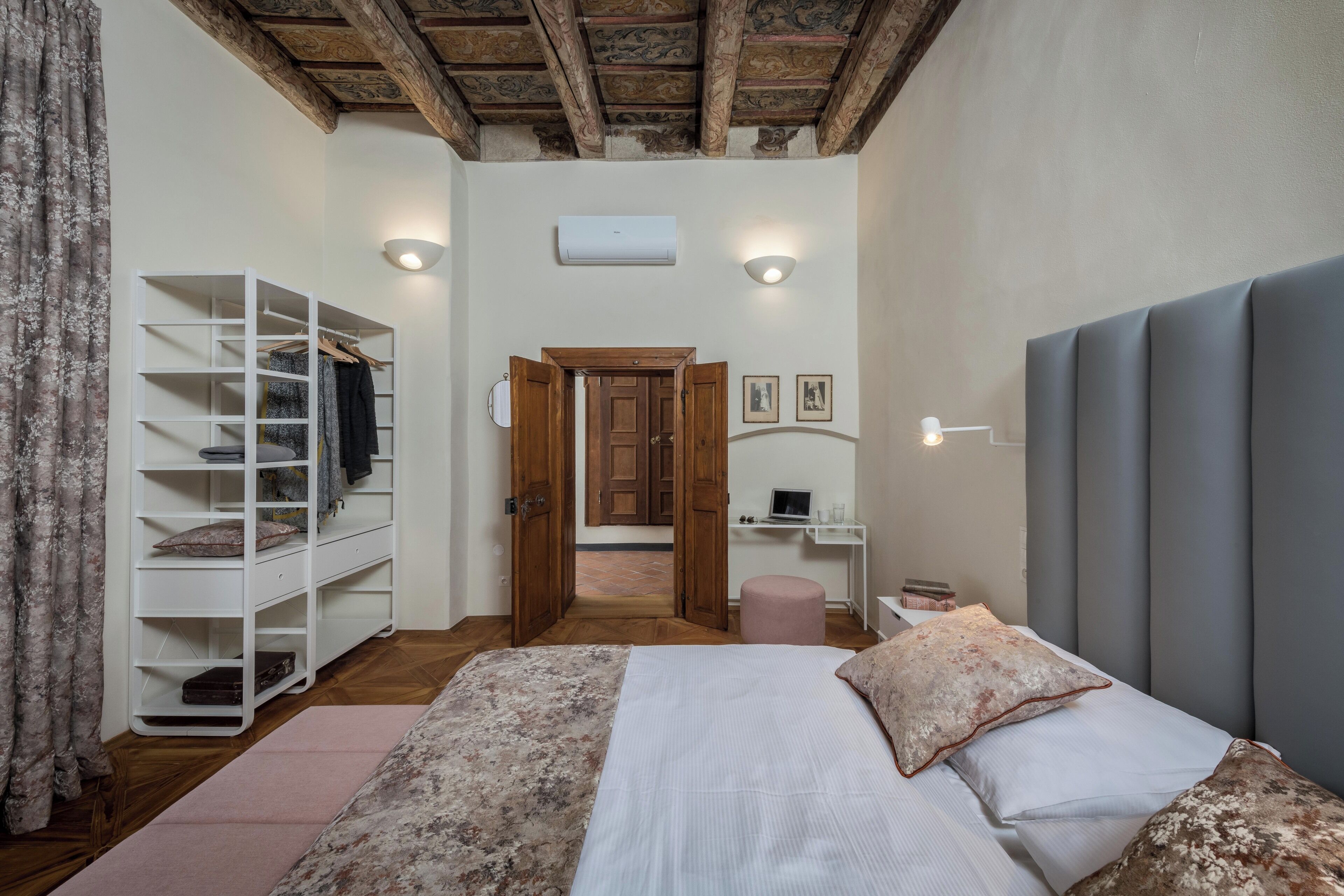 Ein Schlafzimmer mit Bett, Kleiderschrank, Schreibtisch und Stuhl.