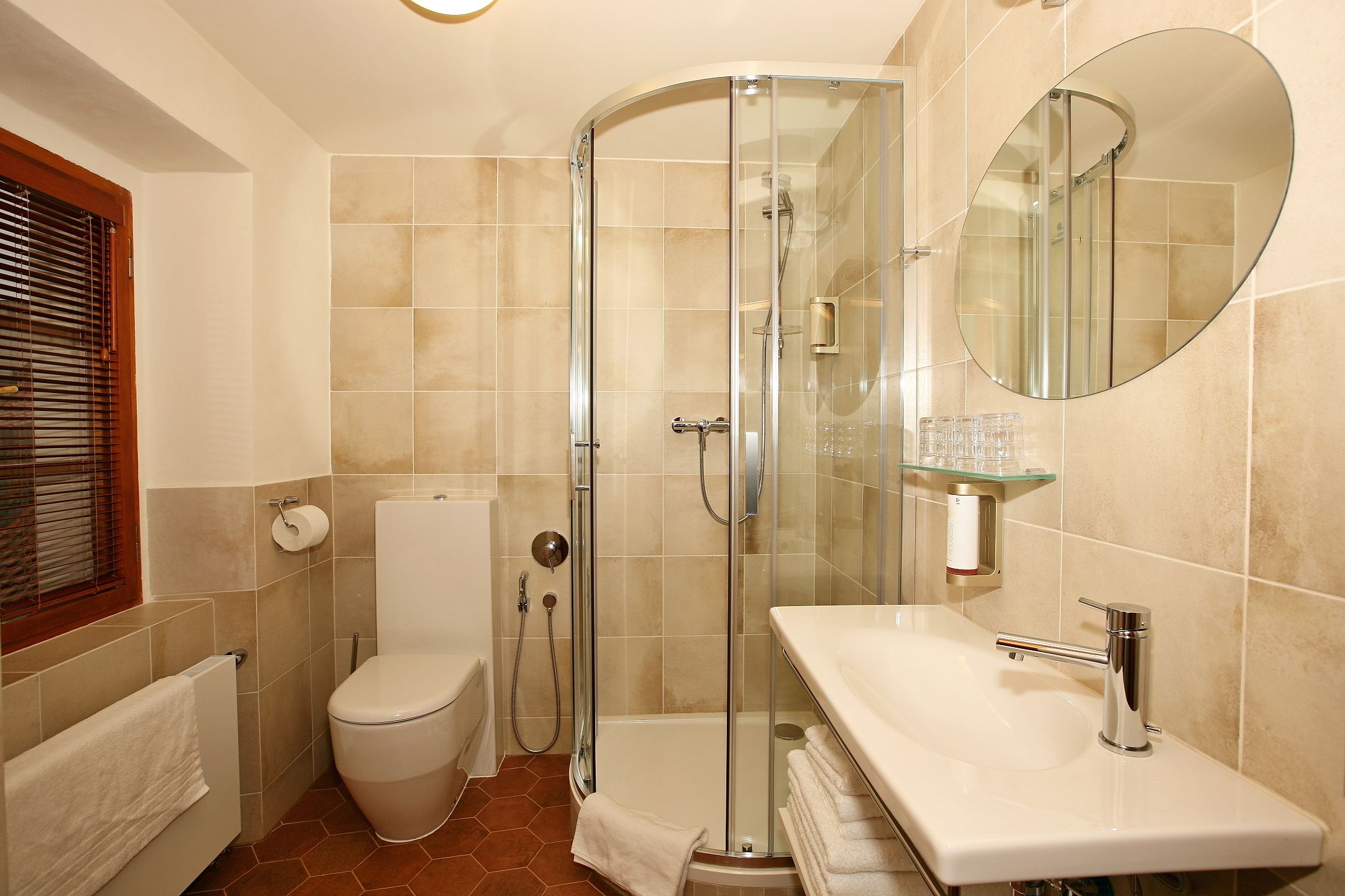 deluxe apartment, 2 bedrooms, city view | bathroom | free toiletries, hair dryer, slippers, towels