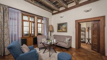 Apartamento de lujo, 2 habitaciones (Castle view) | Zona de estar | Una televisión de pantalla plana