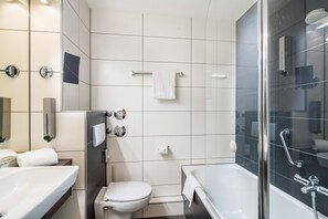 Bathtub, free toiletries, hair dryer, towels