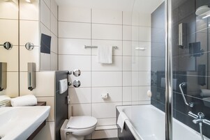 Bañera, artículos de tocador gratuitos, secador de pelo, toallas