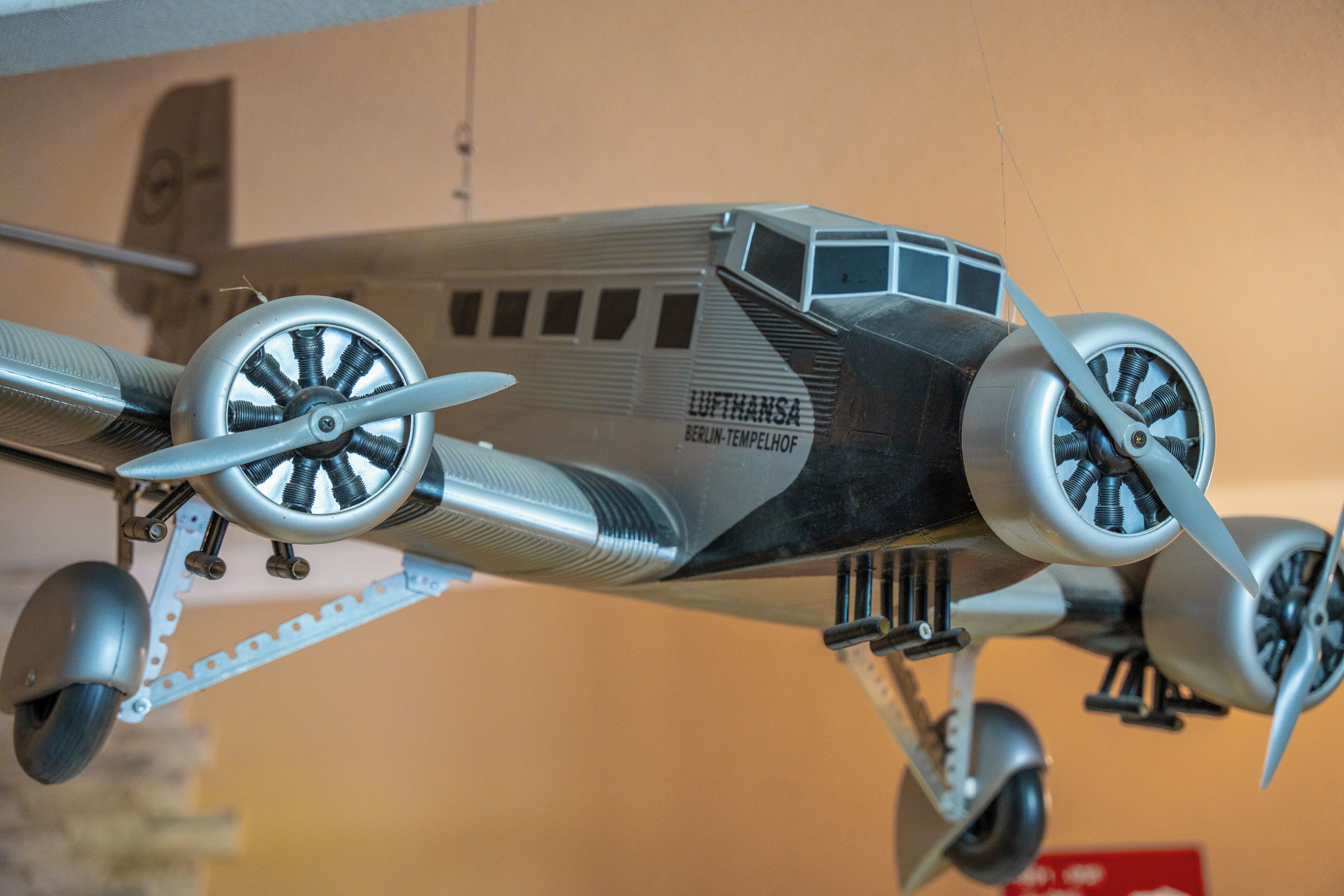 Un modelo de avión con hélices visibles y el texto "Lufthansa Berlin-Templhof" en su lateral.