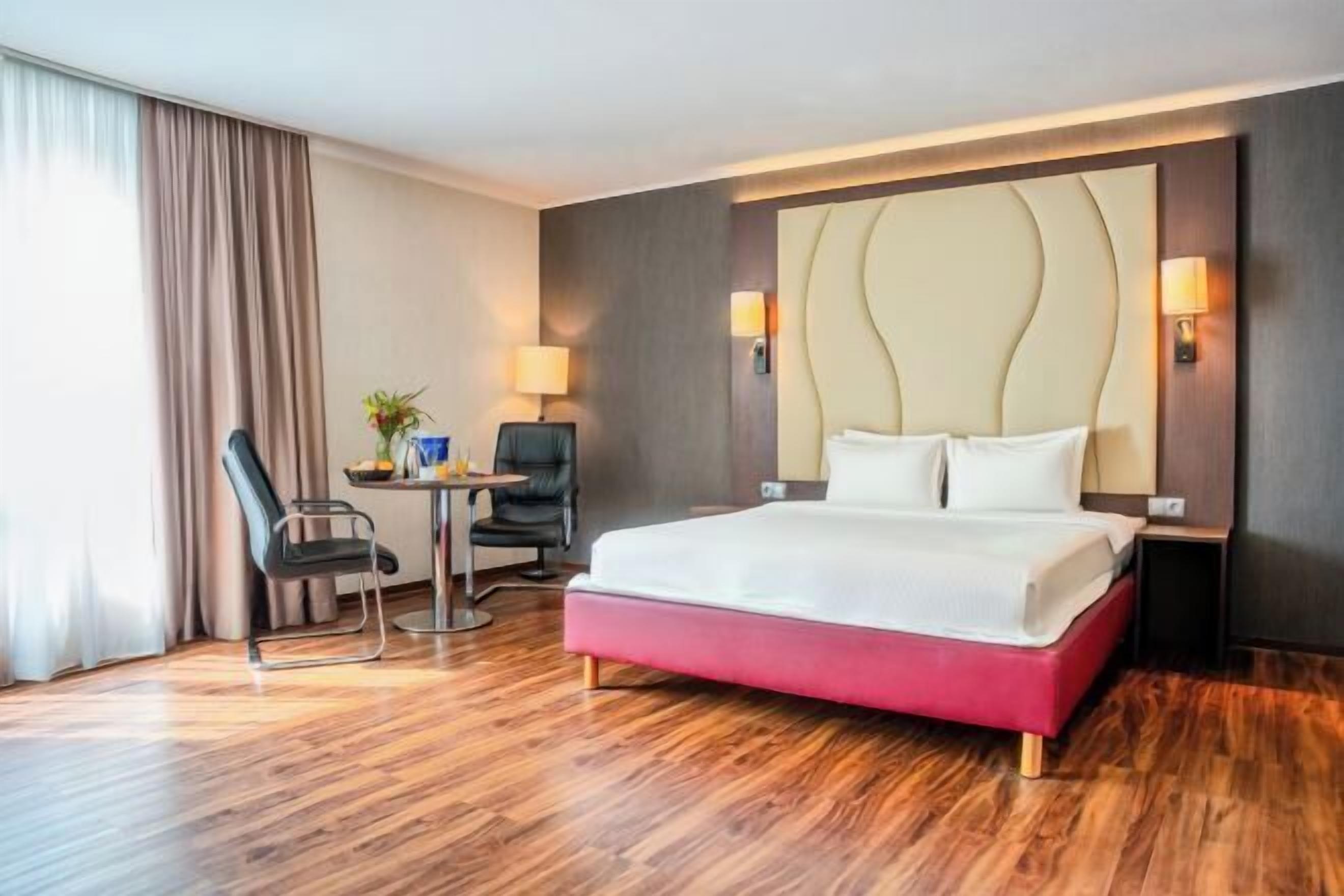 Bureau, chambres insonorisées, lits bébé (gratuits), Wi-Fi gratuit