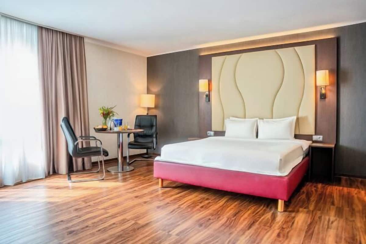 1 slaapkamer, een bureau, geluiddichte muren, gratis babybedden