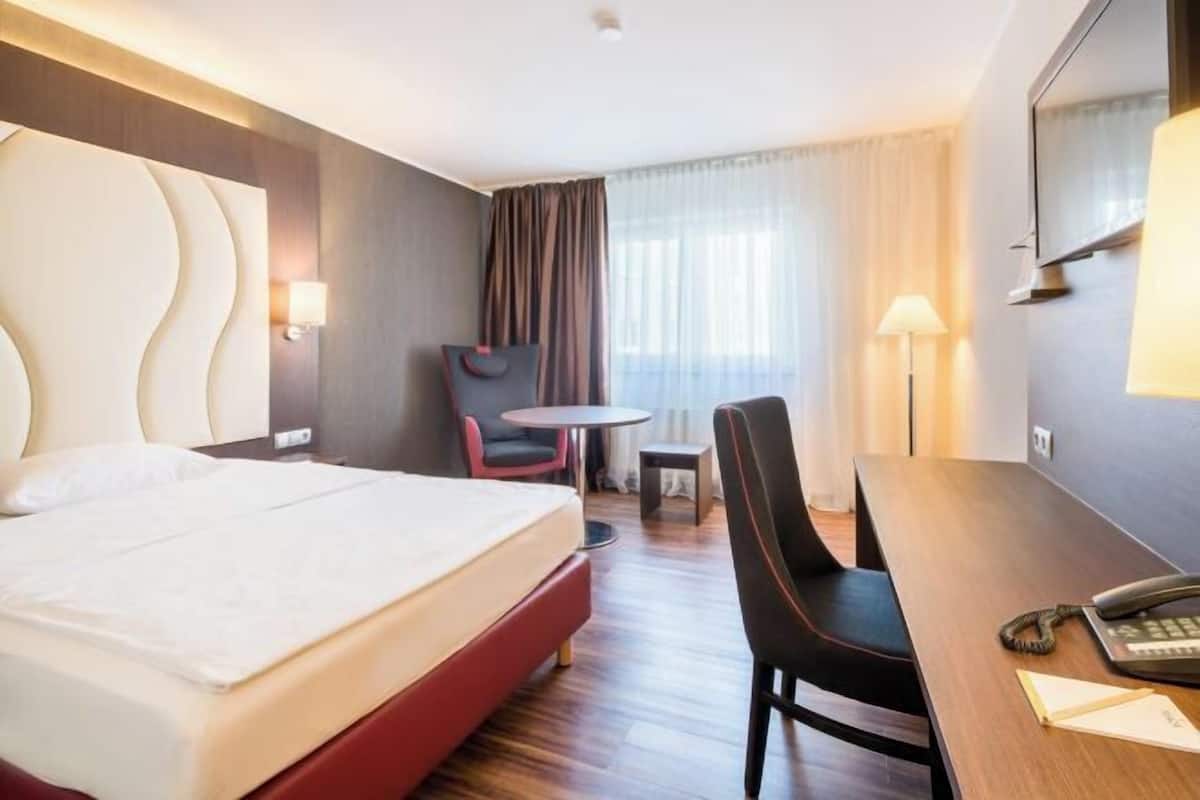 1 slaapkamer, een bureau, geluiddichte muren, gratis babybedden