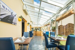 Desayuno buffet diario (EUR 16 por persona)