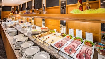 Bữa sáng buffet hàng ngày (16 EUR/mỗi người)