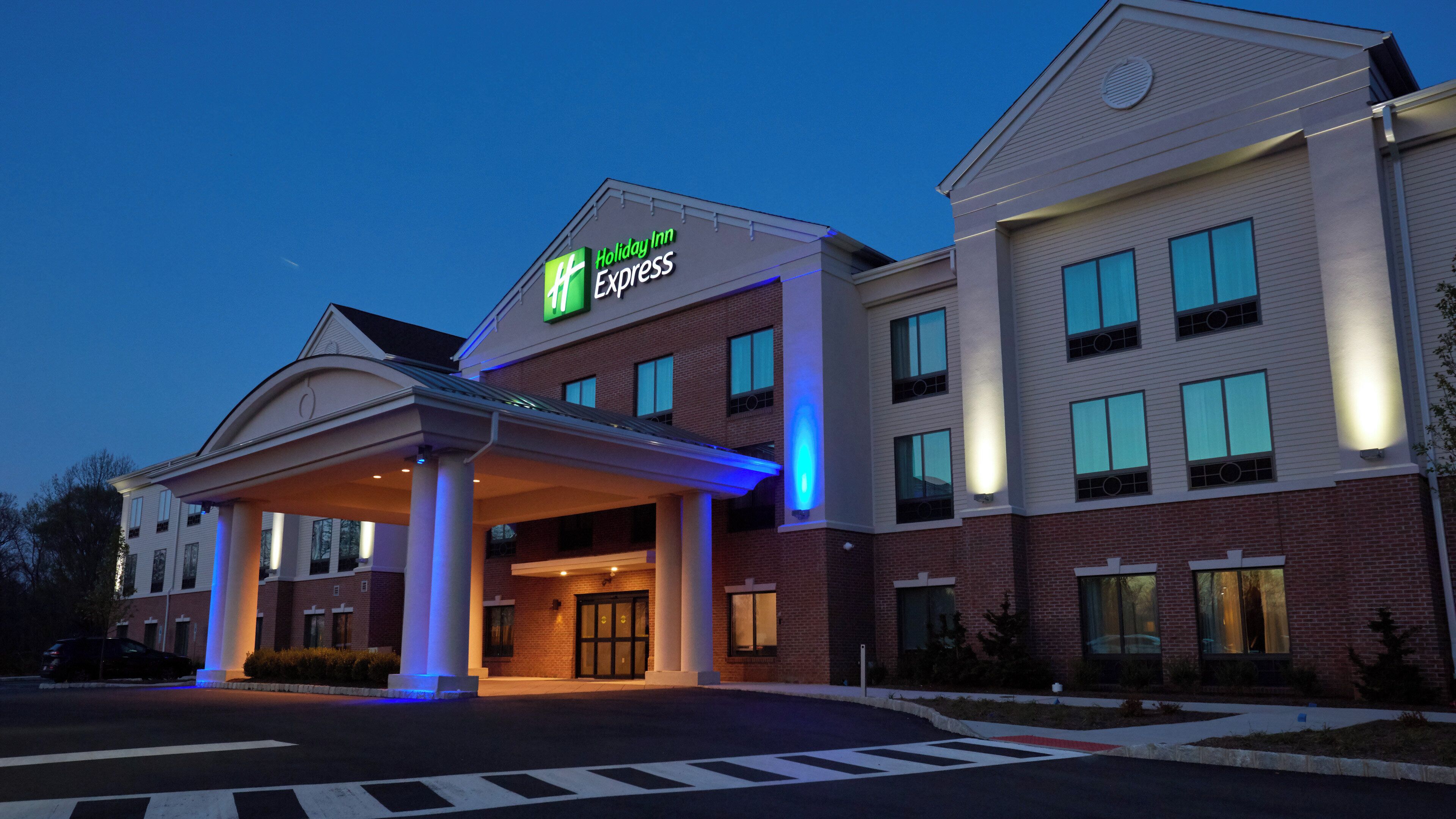 Un hotel Holiday Inn Express con entrada cubierta, varias ventanas y fachada de ladrillo.
