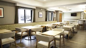 Esmorzar diari d'estil bufet gratuït